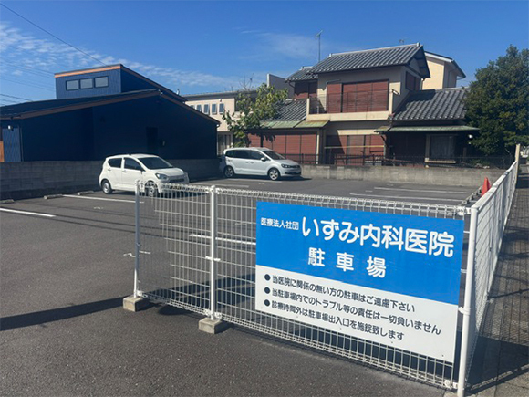 道路右側に駐車場