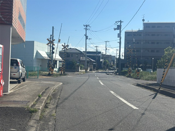 踏切をこえて直進してください。一時停止にご注意ください。