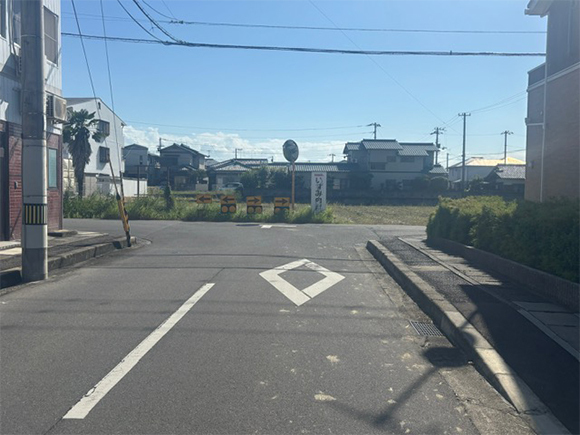 突き当りのT字路を右へ曲がってください。